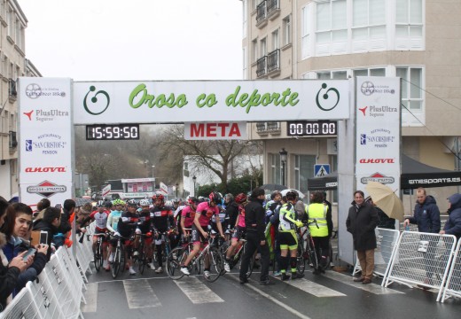 Gran éxito do Gran Premio Concello de Oroso, que reúne a un total de 96 ciclistas da categoría máster na súa primeira edición
